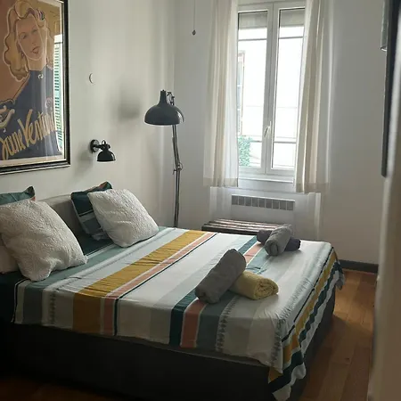 2 Bedroom Funky In The Heart Of The Old Town Of Apartment *
