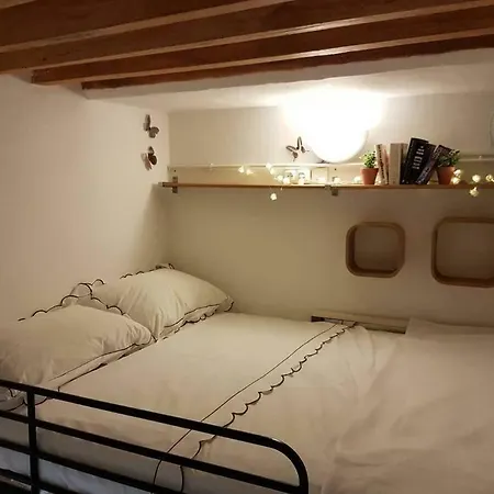 2 Bedroom Funky In The Heart Of The Old Town Of Apartment *