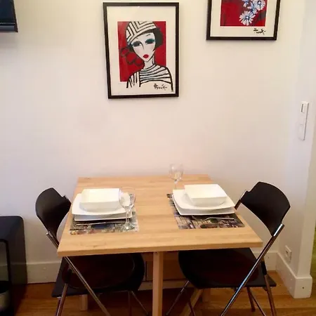 Lägenhet 2 Bedroom Funky In The Heart Of The Old Town Of Antibes